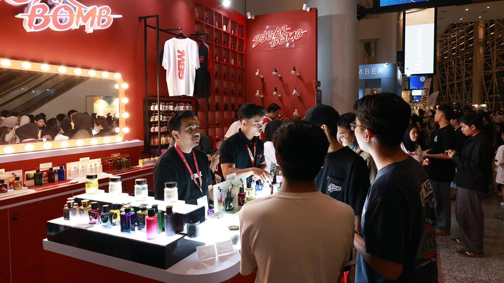 SugarBomb SG Physical Perfume Kiosk Singapore Customers browsing fragrances at the SugarBomb SG perfume store popup setup in Singapore.